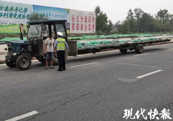 變形金剛？拖拉機(jī)私改 變身超長版拖車