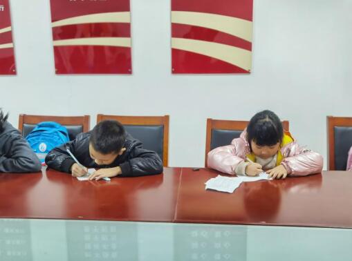 文化惠民丨荊劉村開(kāi)展青少年“浸潤(rùn)書(shū)香  暢游書(shū)?！被顒?dòng)