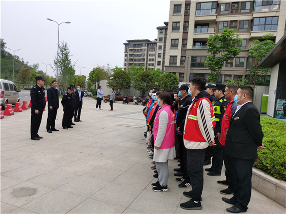 攝山村：學(xué)黨史、辦實(shí)事 小區(qū)反電詐宣傳不停歇