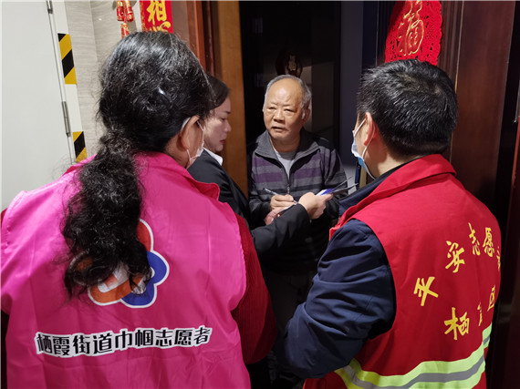 攝山村：學(xué)黨史、辦實(shí)事 小區(qū)反電詐宣傳不停歇