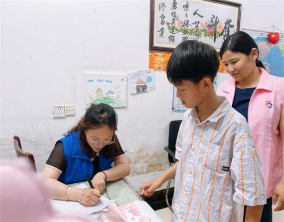 尚橋社區(qū)：“暖心行動(dòng)”家訪小學(xué)生“三全教育”導(dǎo)航成長路