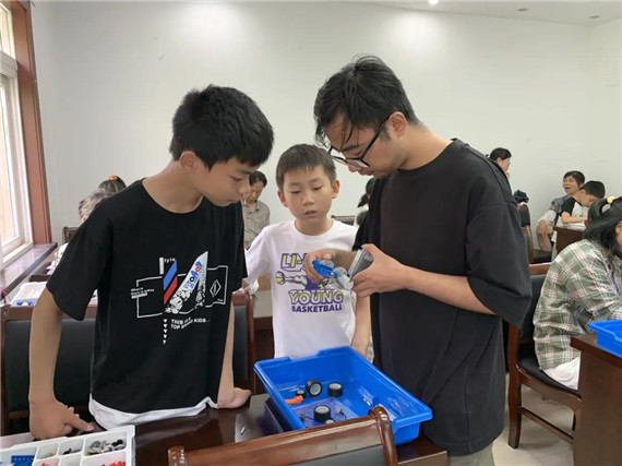 關(guān)愛未成年人 馨康苑社區(qū)暑期課堂帶營(yíng)員們玩轉(zhuǎn)機(jī)器人