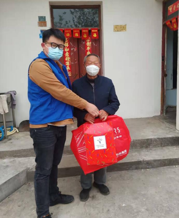 晶明村：網(wǎng)格員走訪慰問(wèn)困難退役軍人