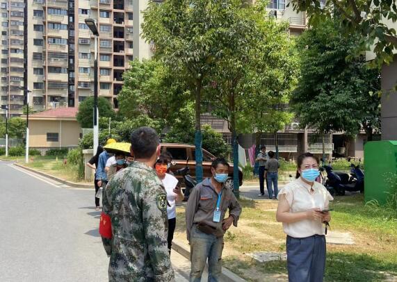 新華社區(qū):協(xié)助核酸檢測(cè) 退役軍人奮戰(zhàn)在一線