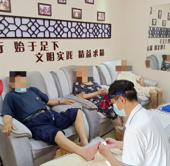 修腳志愿服務(wù)進(jìn)社區(qū) 關(guān)愛殘疾老人在行動(dòng)