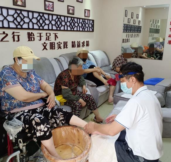 修腳志愿服務(wù)進(jìn)社區(qū) 關(guān)愛殘疾老人在行動(dòng)